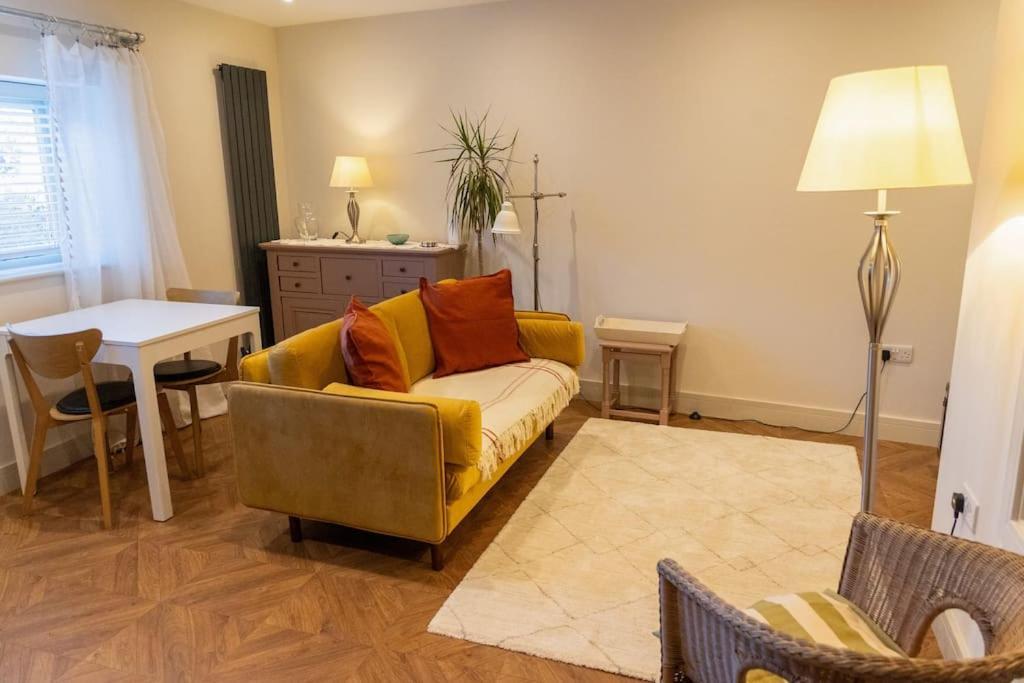 Amarelo Apartment, Central Charlbury, 1 Super King Bed Exterior foto